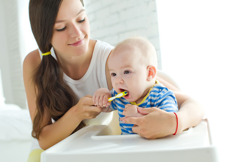 赤ちゃんの歯磨きを始めるタイミングと正しい磨き方 Hanone ハノネ 毎日キレイ 歯の本音メディア