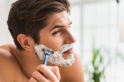 男性必見 顎ニキビの原因は毎日のヒゲ剃りにあった Hanone ハノネ 毎日キレイ 歯の本音メディア