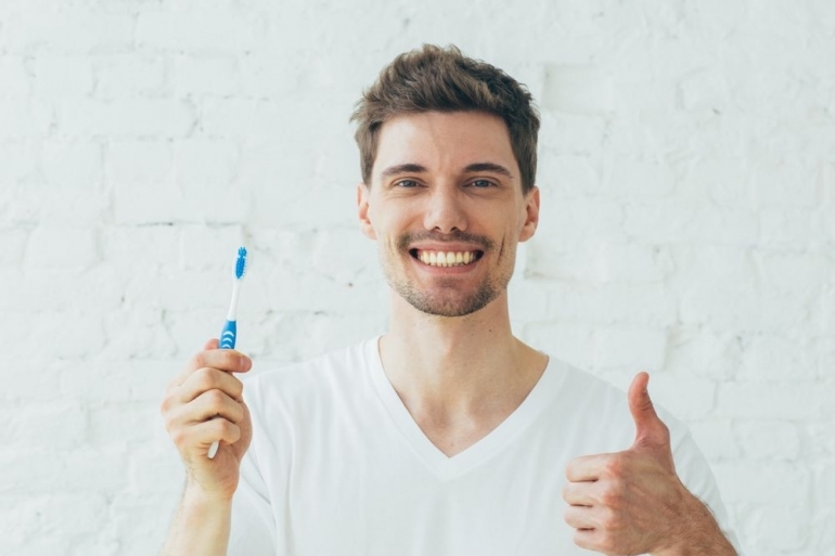 歯ブラシを持つ男性
