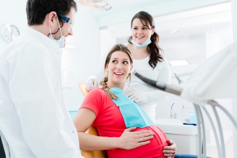歯科治療を受ける妊婦
