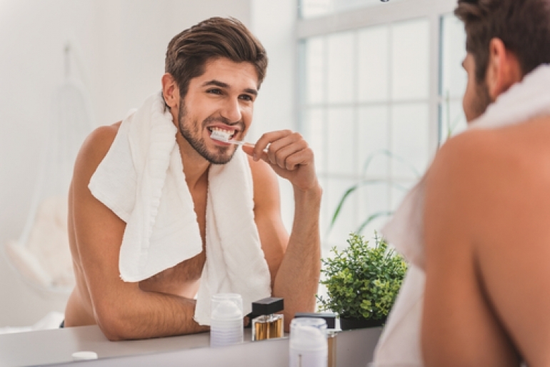 歯磨きする男性