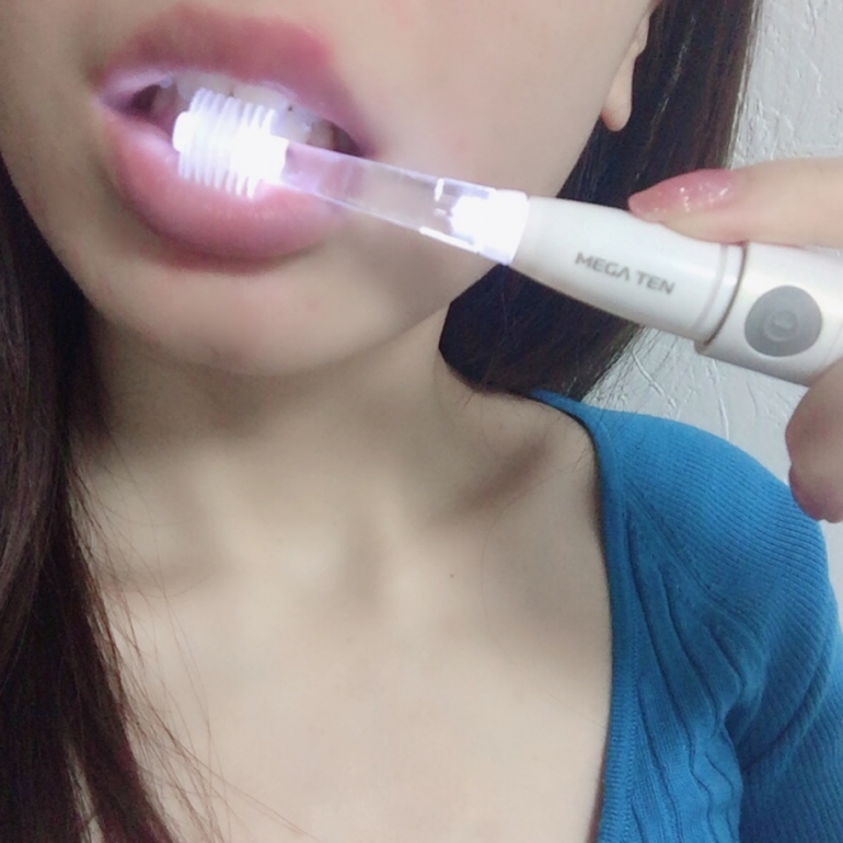 光る電動歯ブラシ