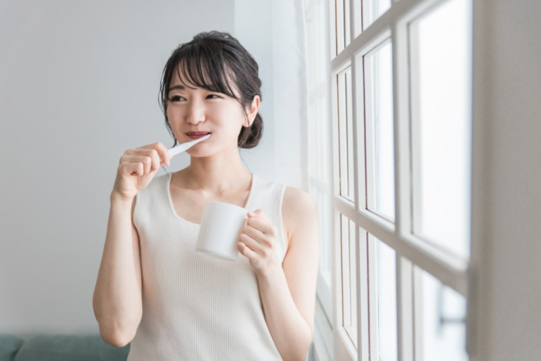 歯磨きをする女性