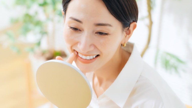 歯をチェックする女性